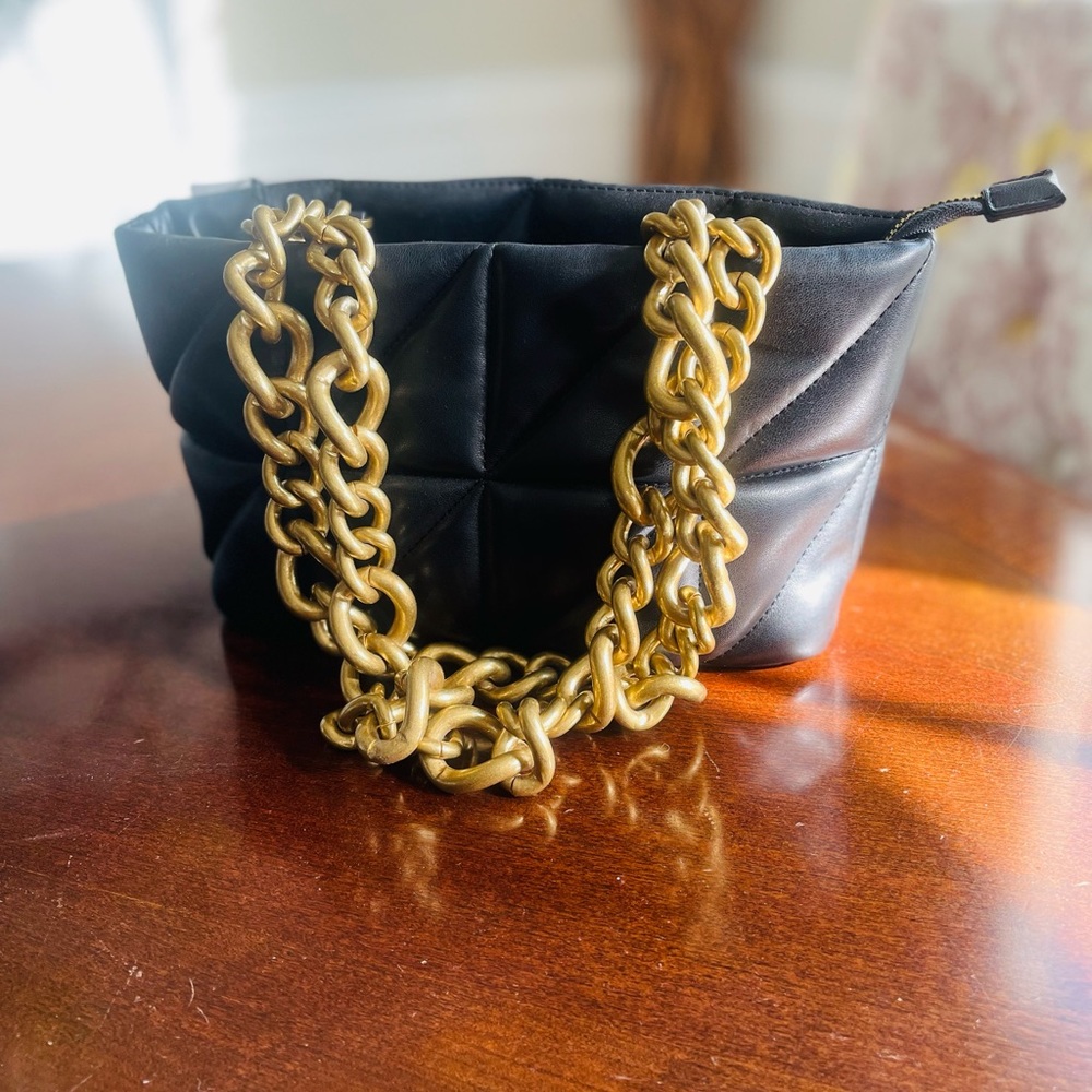 Quilted black handbag!